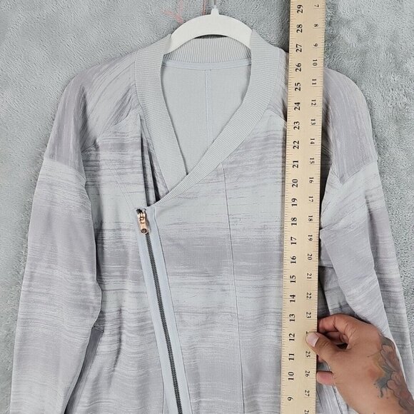 Lululemon Mul Bundle Wrap Womens Size 2 Gray Asymmetric Zip Jacket Athleisure - Picture 5 of 8